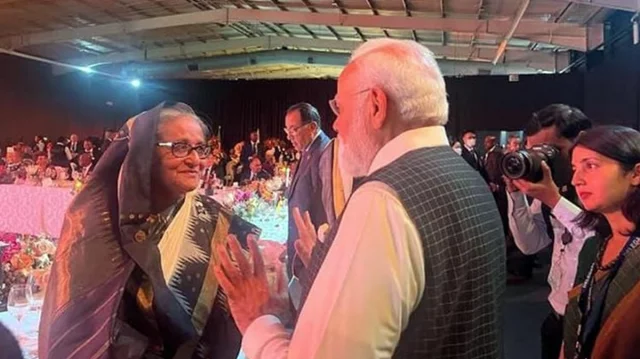 হেঁটে গিয়ে শেখ হাসিনাকে শুভেচ্ছা জানালেন মোদি
