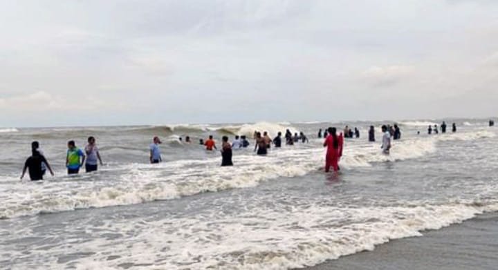 সাগর উত্তাল, কুয়াকাটায় পর্যটকদের নিরাপদে থাকার নির্দেশ