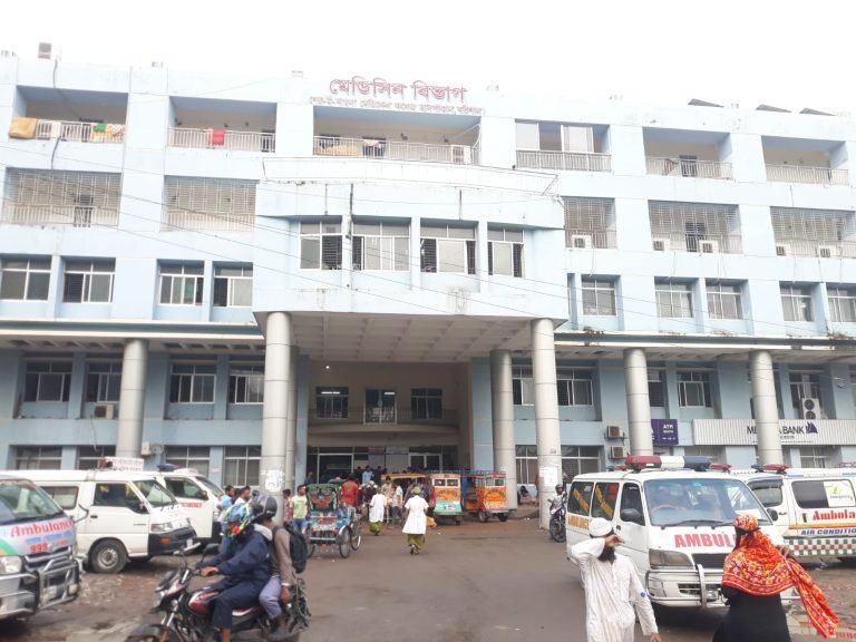 বরিশালে সরকারি হাসপাতালগুলোতে বিকল যন্ত্রে ভোগান্তিতে রোগী, ব্যহত হচ্ছে স্বাস্থ্যসেবা