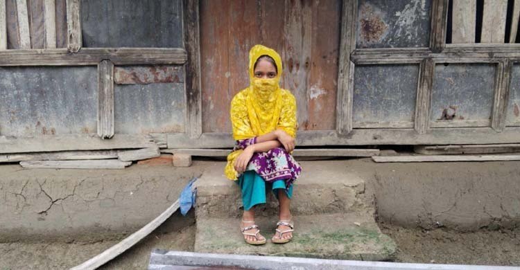 সহপাঠীকে বিয়ের দাবিতে বরিশালে কলেজ ছাত্রীর অনশন