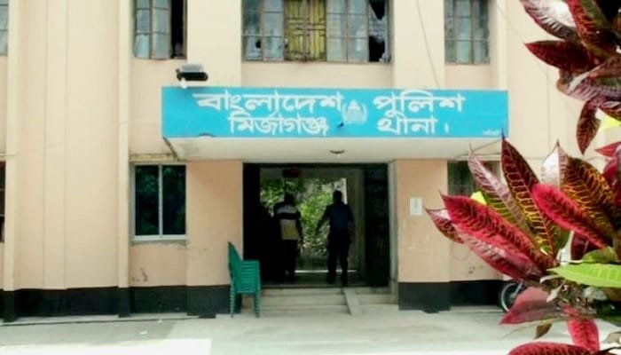 মির্জাগঞ্জে জমি নিয়ে বিরোধে নারীসহ তিনজনকে কুপিয়ে জখম
