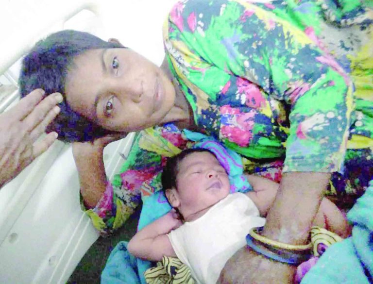 ভান্ডারিয়ায় সড়কের পাশে সন্তান জন্ম দিলেন ‘পাগলী”