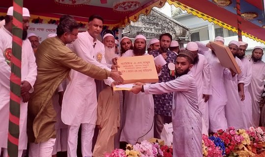 বরিশালের হিজলায় শিক্ষার্থীদের বৃত্তি ও পুরস্কার বিতরণ