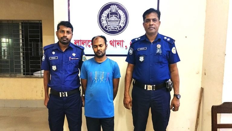 লালমোহনে মাইক্রোবাসের ধাক্কায় চিকিৎসক নিহত, চালক গ্রেফতার