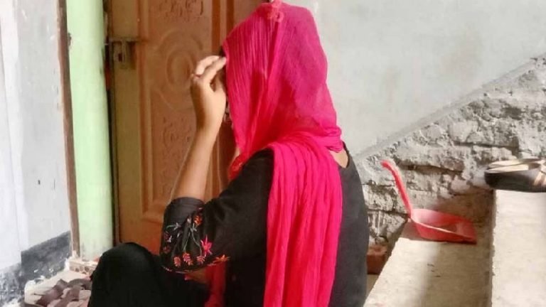 ঝালকাঠির নলছিটিতে বিয়ের দাবিতে তরুণীর অনশন