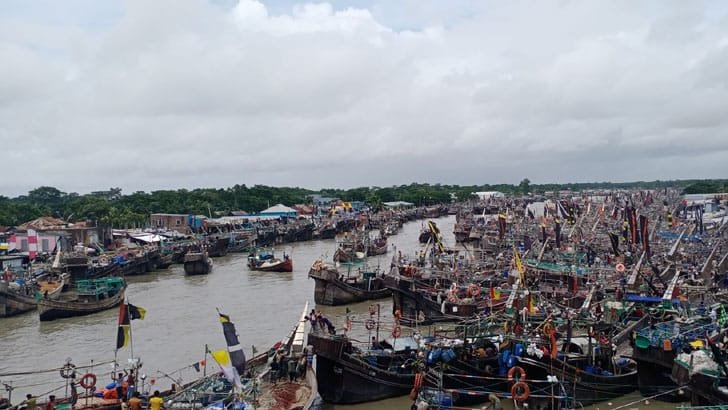 বৈরী আবহাওয়ায় হতাশ জেলেরা, ধরতে পারছেন না কাংখিত ইলিশ