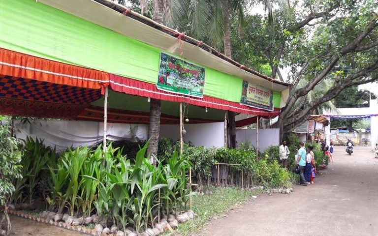 বৃষ্টিতে জমে উঠেনি বরিশালের বৃক্ষমেলায় বেচা-বিক্রি