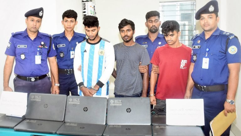 চোরাই ল্যাপটপসহ ‍চোরচক্রের তিন সদস্যকে প্রেপ্তার