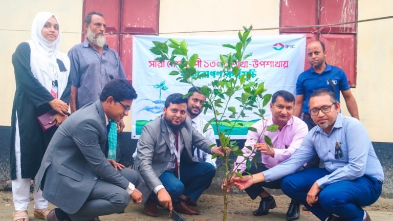 পিরোজপুরে প্রধানমন্ত্রীর আশ্রয়ণ প্রকল্পে আইএফআইসি ব্যাংকের বৃক্ষরোপন