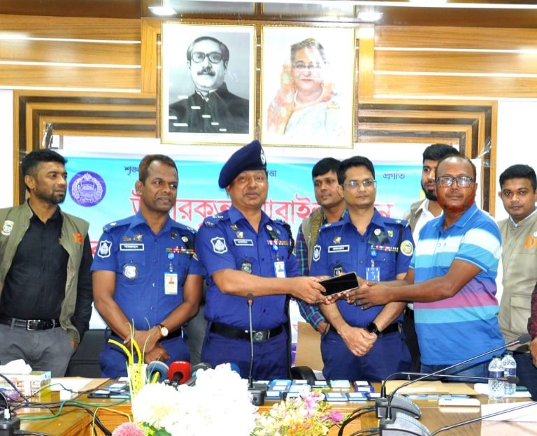 বরিশালে হারিয়ে যাওয়া ৪১ মোবাইল ফোন ফিরে পেলেন মালিকরা
