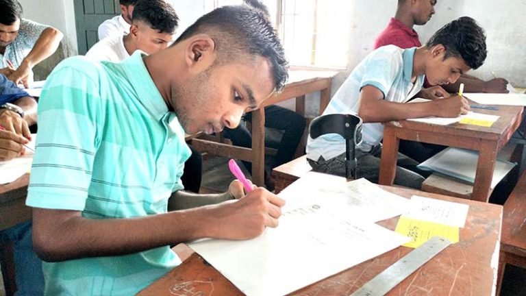 শারীরিক প্রতিবন্ধী হয়েও অদম্য সিয়াম