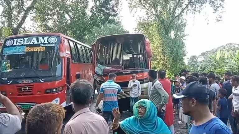 ঢাকা-বরিশাল মহাসড়কে দুই বাসের সংঘর্ষে নারী ও শিশুসহ আহত ২৫