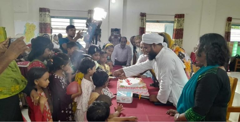 বরগুনার আমতলীতে ২৫৯৩ জন শিশুর মধ্যে বিনামূল্যে শিক্ষা উপকরণ বিতরণ