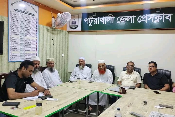 জেলা মডেল মসজিদে প্রতিদিন নিদিষ্ট সময়ে বিষয় ভিত্তিক আলোচনা করছেন ওলামায়ে কেরাম