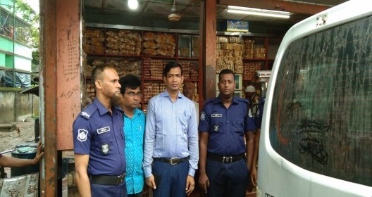 দুমকি বাজারে অভিযান চালিয়ে ২টি বেকারিকে জরিমানা