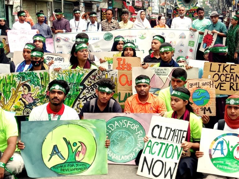 বরিশালে যুব সদস্যদের জলবায়ু সড়ক অবরোধ