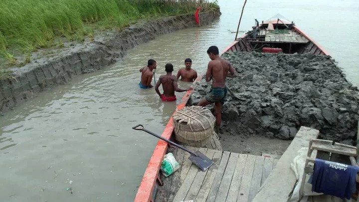 বরিশালে নদী তীরের খাস জমির মাটি যাচ্ছে ইটভাটায়