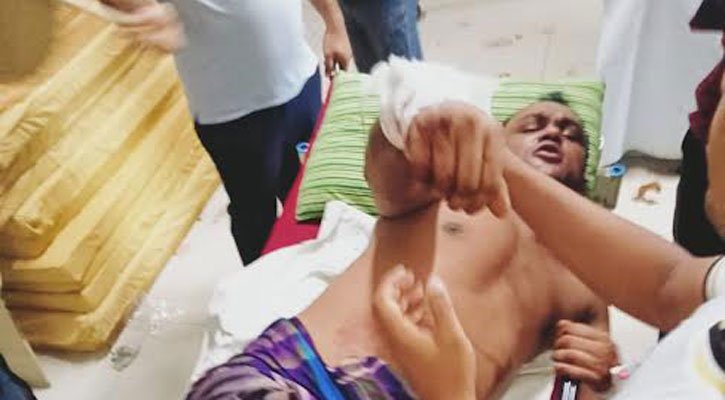 গৌরনদীতে তিন যুবলীগ কর্মীকে কুপিয়ে জখম