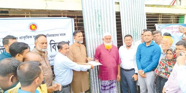 গলাচিপায় দুস্থদের মাঝে ঢেউটিন এবং গৃহ মেরামতের চেক বিতরণ