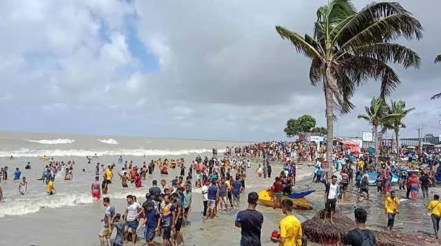 ছুটির ২য় দিনে কুয়াকাটায় বৈরী আবহাওয়া উপেক্ষা করে পর্যটকদের ঢল