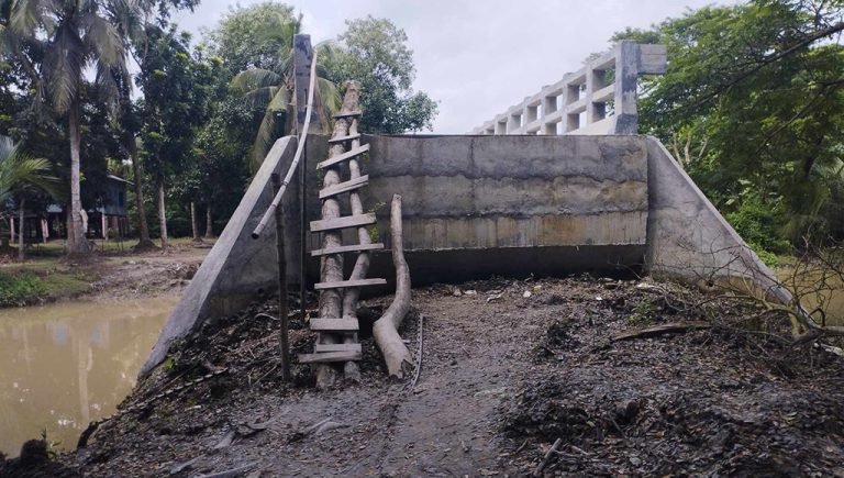 সংযোগ সড়ক না থাকায় বরগুনায় সেতুতে উঠতে লাগে সিড়ি : দূর্ভোগে এলাকাবাসী