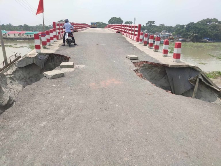 পিরোজপুর পাড়েরহাট মৎস্য বন্দরে নবনির্মিত সেতুর সংযোগ সড়ক অকেজো হয়ে পড়েছে : ঝুঁকি নিয়ে যানবাহন চলাচল করছে