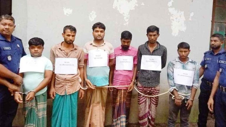 পটুয়াখালীর দুমকিতে চুরি করা গরুরগোশত বিক্রির সময় ৬ জনকে গ্রেফতার করেছে পুলিশ