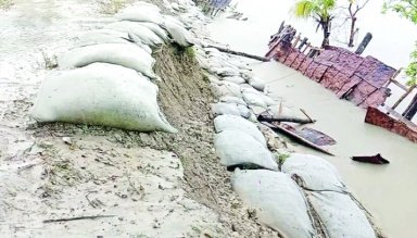 ভাঙনকবলিত কলাপাড়ার গৈয়াতলা এলাকার বেড়িবাঁধ