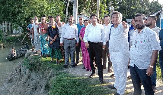 বরিশালের বাবুগঞ্জ উপজেলার রহমতপুর-চাঁদপাশা ইউনিয়নের সংযোগ সড়ক আড়িয়াল খাঁ নদীর গর্ভে বিলীন
