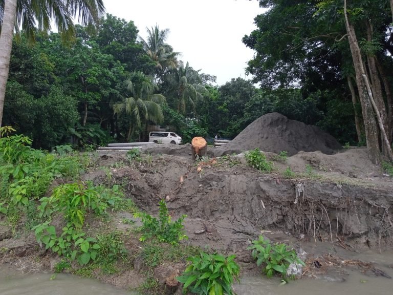 বাবুগঞ্জে আড়িয়াল খাঁ নদীর ভাঙনে বিচ্ছিন্ন ছোট মীরগঞ্জ, হুমকিতে গ্রামের পর গ্রাম