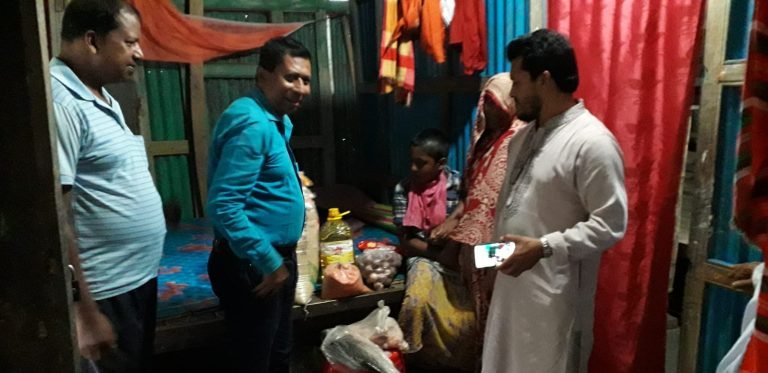 ভোলার ইলিশার প্রতিবন্ধী শিশু কামালকে মানবিক সহায়তা প্রদান 