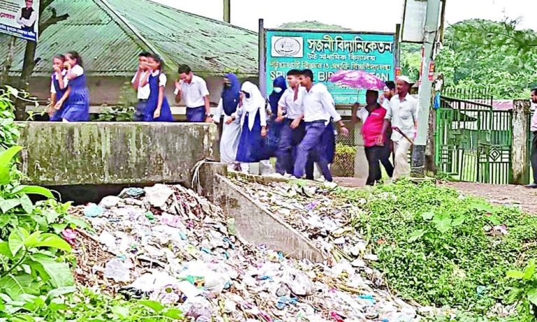 দুমকিতে বিদ্যালয়ের পাশে ময়লার ভাগাড়