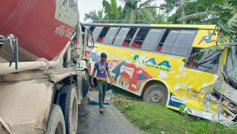 পটুয়াখালীতে যাত্রীবাহী বাস ও সিমেন্টবোঝাই ট্রাকের মুখোমুখি সংঘর্ষে অন্তত ১০ সাংবাদিক আহত।