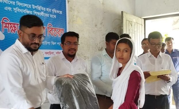 গলাচিপায় অতিরিক্ত বিভাগীয় কমিশনার আশ্রায়ন, শিক্ষা প্রতিষ্ঠান ও অফিস পরিদর্শন করেন