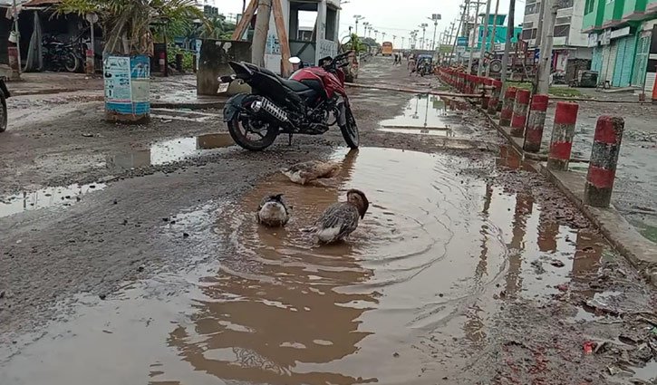 এক যুগেও হয়নি কলাপাড়া-কুয়াকাটা মহাসড়কের ১১ কিলোমিটার এর সংস্কার কাজ