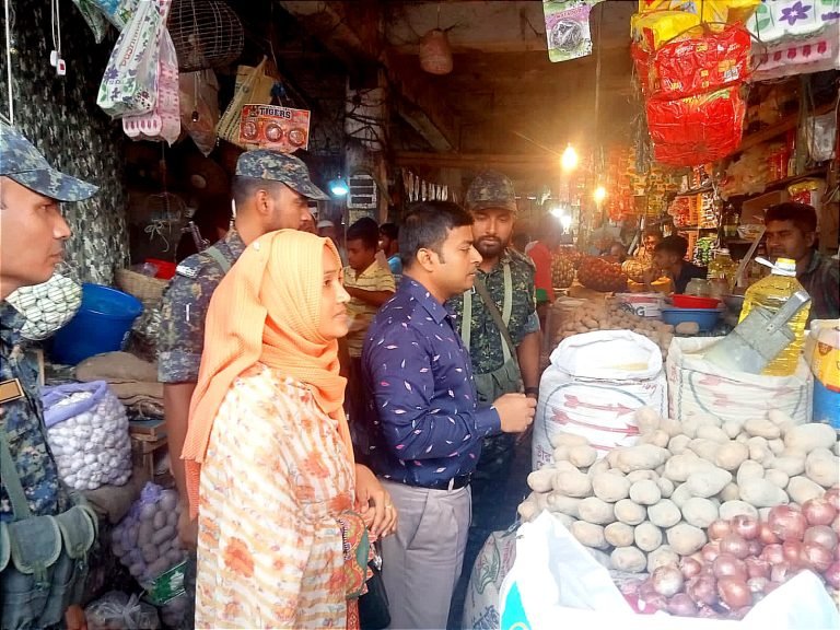 নিত্যপণ্যের দাম বৃদ্ধি ঠেকাতে বরিশালে ৬ ব্যবসায়ীকে জরিমানা