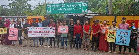 জলবায়ু বিরূপ প্রভাবে ক্ষতিপূরণের দাবিতে বরগুনায় মানববন্ধন