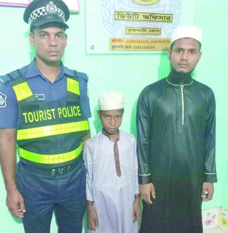 কুয়াকাটা সৈকতে  উদ্ধারকৃত শিশুকে পরিবারের কাছে হস্তান্তর