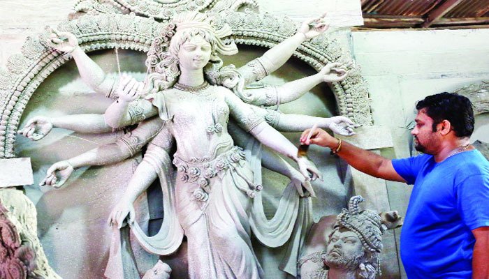 দূর্গাপূজা পূজার প্রতিমা তৈরিতে ব্যস্ত শিল্পীরা