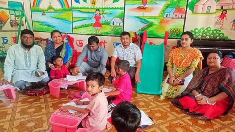 শ্রেণী কক্ষে ক্লাস নিলেন কাউখালীর ইউএনও