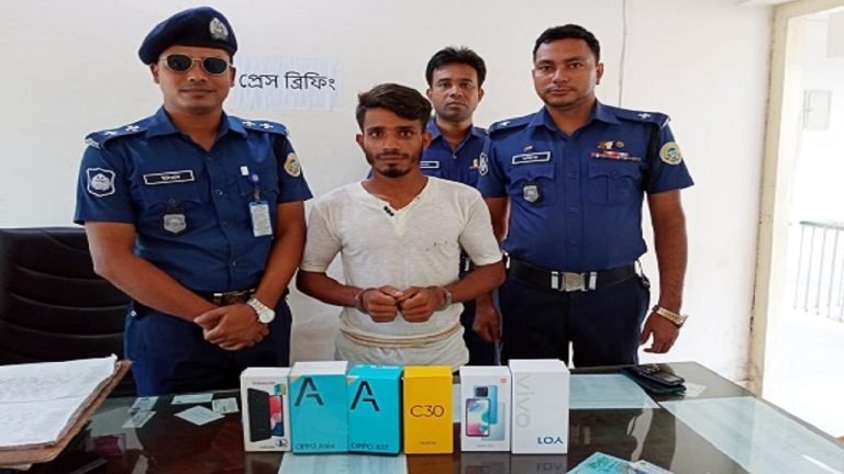আটক চোর সাথে নিয়ে পুলিশের অভিযান