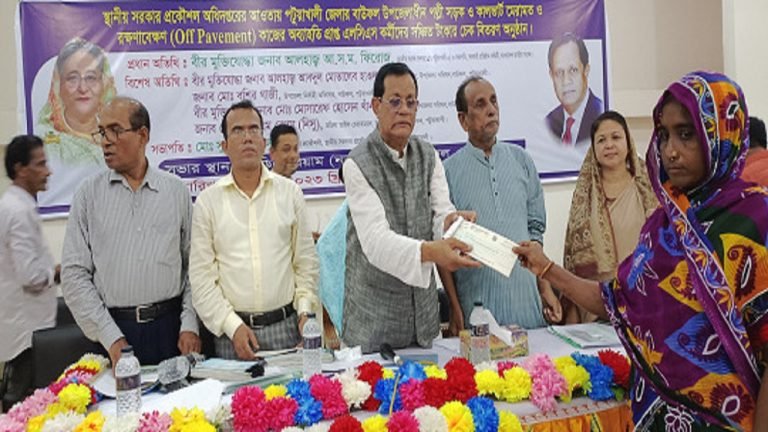 বাউফলের এলসিএস কর্মীদের চেক বিতরণ