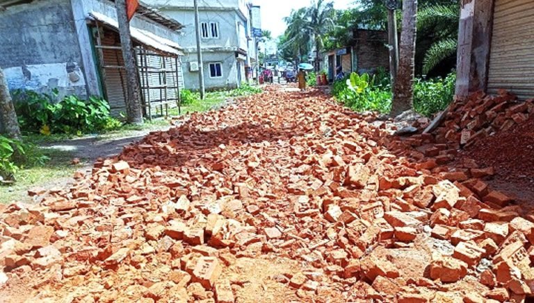কাউখালীতে নিজ অর্থে রাস্তা সংস্কার করলেন  মহারাজ