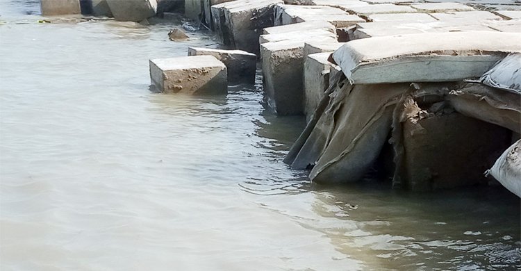 ভোলার ইলিশায় ব্লক বাঁধ ধসে লঞ্চঘাট বন্ধ