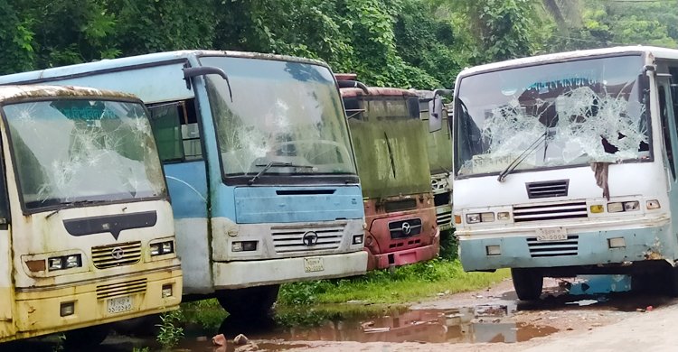 শিক্ষার্থীদের তাণ্ডব চবিতে অর্ধশত বাস-মিনিবাস ভাঙচুর, ক্ষতি আনুমানিক ৩০ কোটি