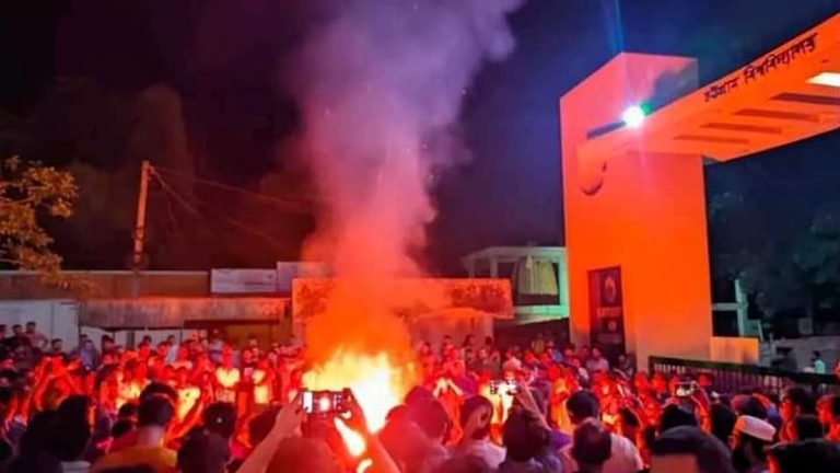 শাটল ট্রেন থেকে পড়ে ১৫ শিক্ষার্থী আহত মধ্যরাতে উত্তাল চবি, উপাচার্যের বাসভবন ভাঙচুর