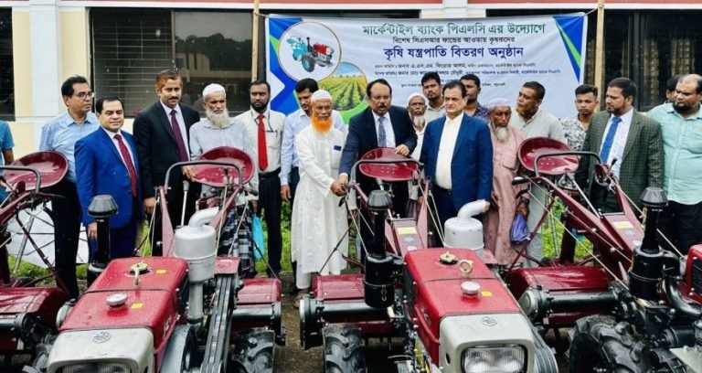 বাউফলে কৃষকদের মাঝে মার্কেন্টাইল ব্যাংকের কৃষি যন্ত্রপাতি অনুদান