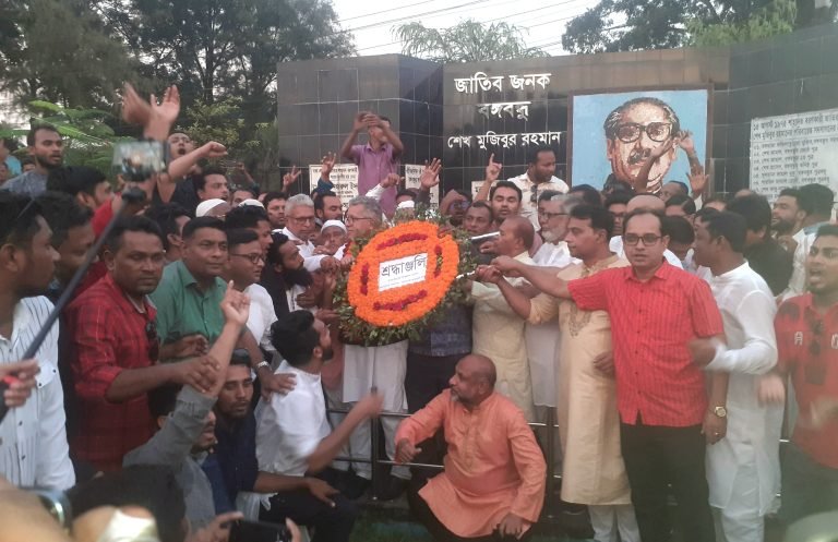 পটুয়াখালীতে বঙ্গবন্ধুর ম্যুরালে পুষ্পস্তবক অর্পণ  করলেন আফজাল হোসেন