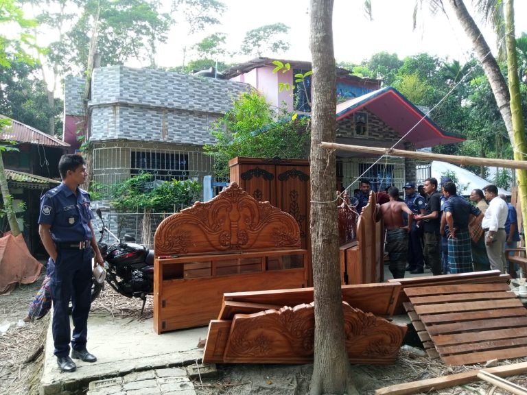 বাবুগঞ্জে মাদক ব্যবসায়ীর বাড়ির মালামাল ক্রোক করলো পুলিশ!