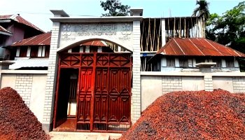 দশমিনায় আদালতের নিষেধাজ্ঞা স্বত্বেও  নির্মিত হচ্ছে বহুতল ভবন